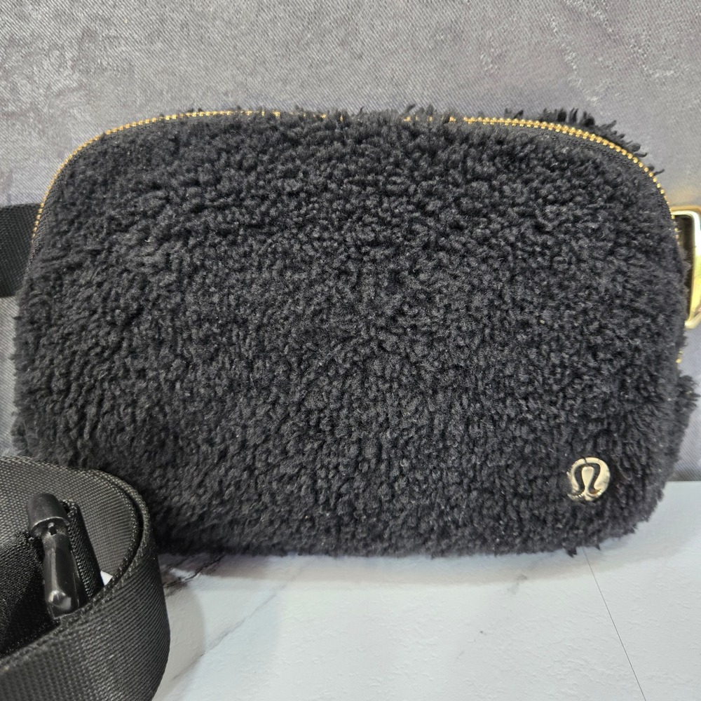 Lululemon Everywhere Belt Bag Fleece Black Gold Hardware 1L Waist Pack Fuzzy